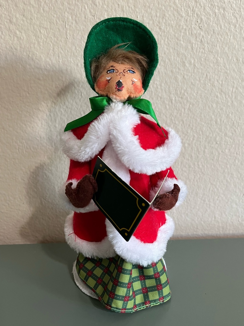 Annalee 2016 10” Caroling Mom Figurine